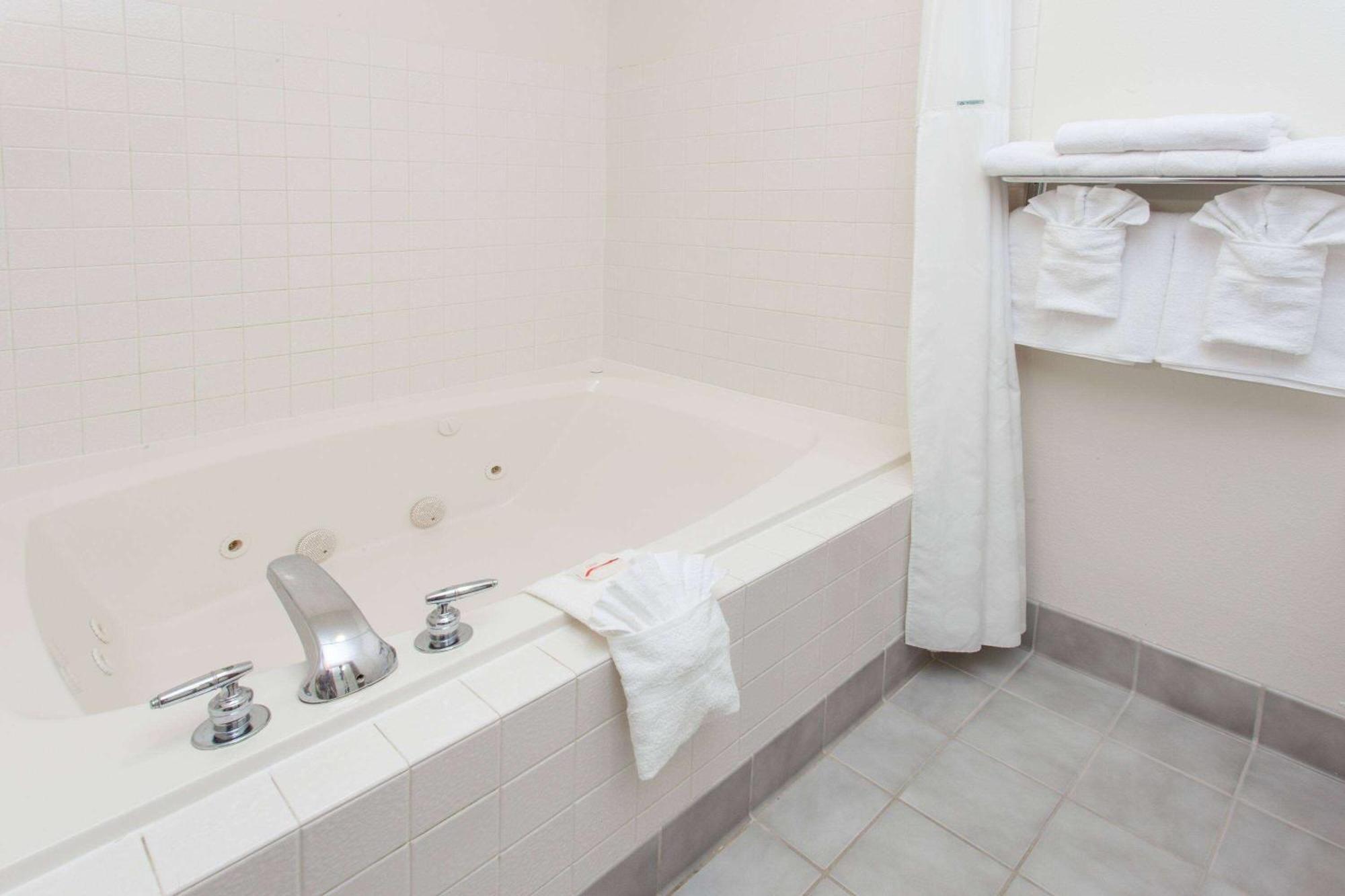 Ramada Limited Decatur Hotell Forsyth Exteriör bild